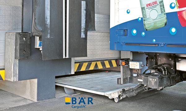 zdvihací plošina BAR nákladního automobilu na nápoje je vedena pod nakládací rampou.