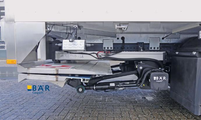 Boční pohled na hydraulickou zdvihací plošinu BAR v přepravní poloze pod karoserií vozidla