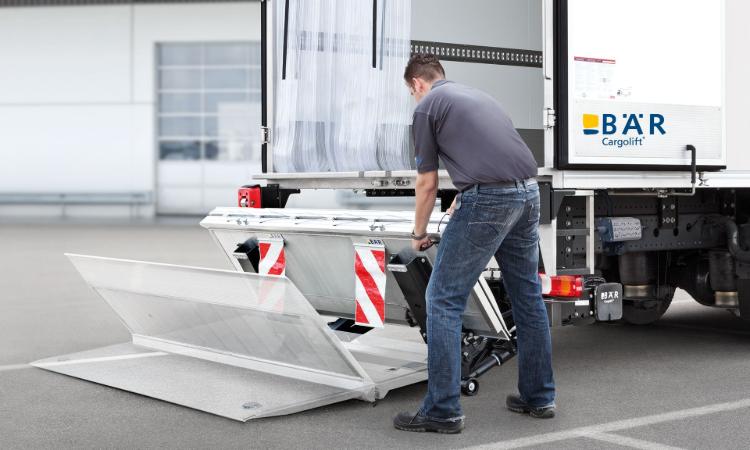 Obsluha rozkládá skládací plošinu Bar Cargolift Falt