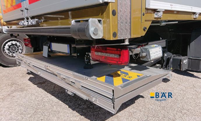 Hydraulická zdvihací plošina BAR v jízdní poloze na parkovišti