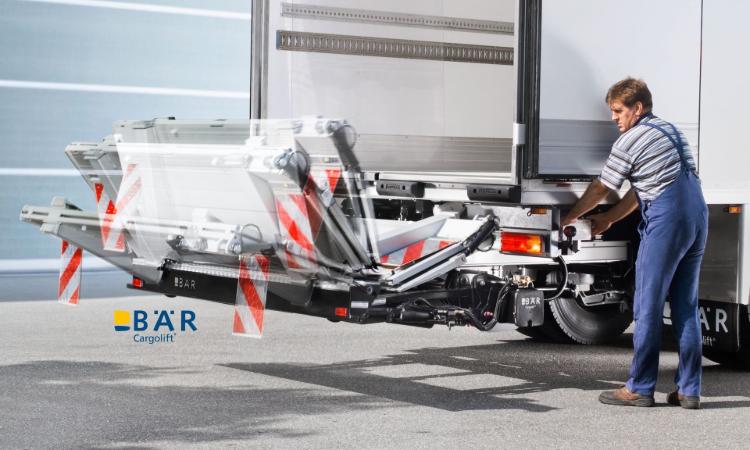 Obsluha rozkládá Bar Cargolift HydFalt hydraulicky pomocí řídicí jednotky.