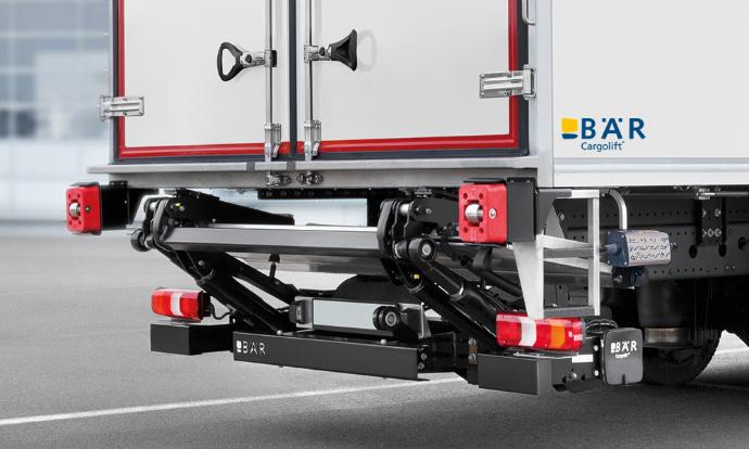 Skládací hydraulická zdvihací plošina BAR v poloze pro jízdu šikmo pod nástavbou